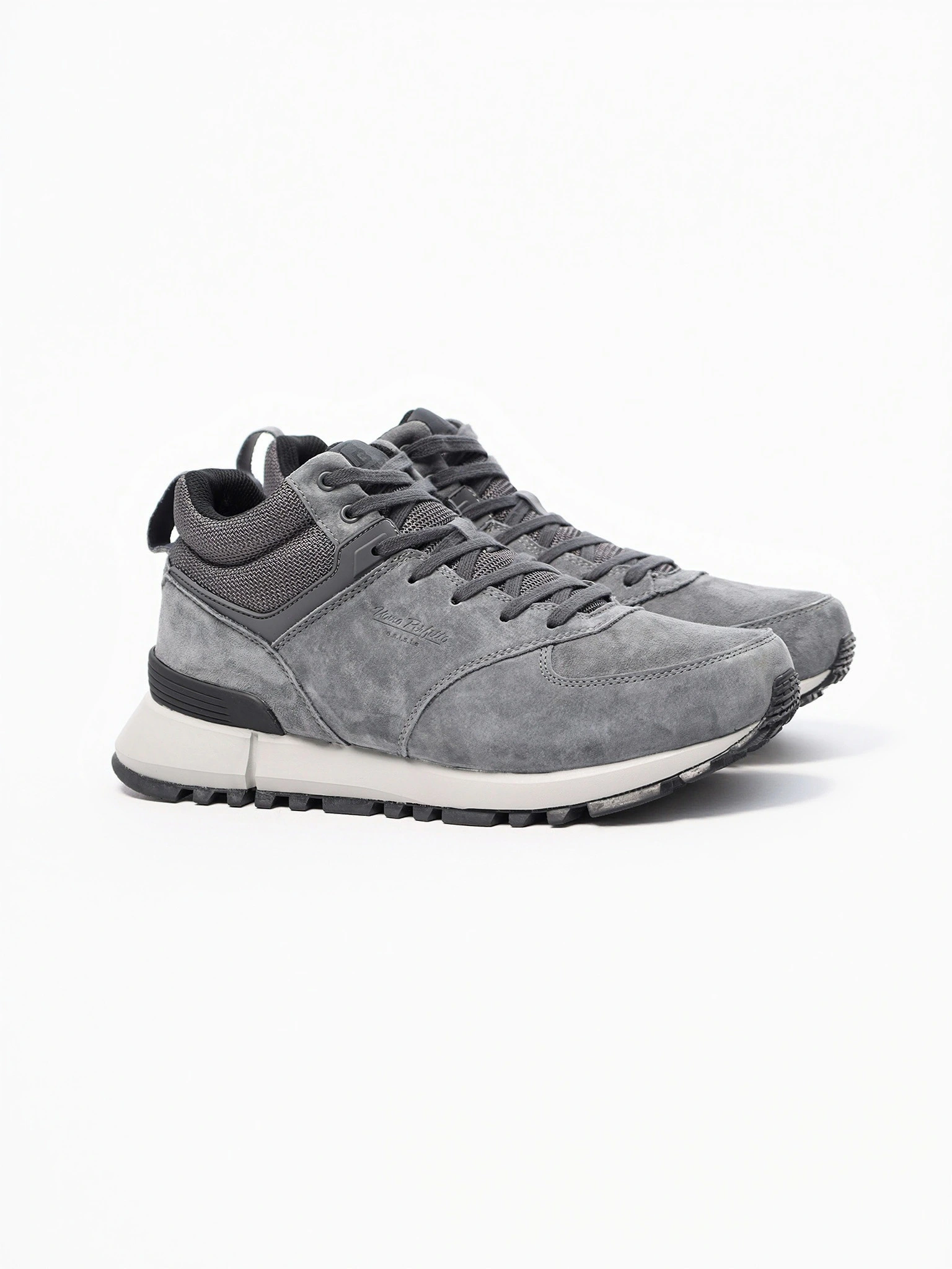 Кроссовки серого цвета комбинированные на рельефной подошве